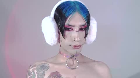 Snapshot of alienexxx chatting on January 15, 4:47 am online show from January 15, 4:47 am