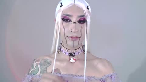 Snapshot of alienexxx chatting on January 25, 2:37 am online show from January 25, 2:37 am