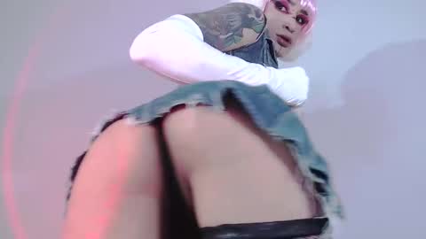 Snapshot of alienexxx chatting on February 19, 7:38 pm online show from February 19, 7:38 pm