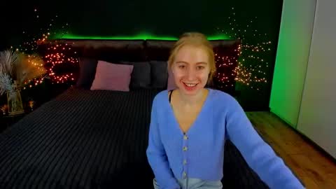 Snapshot of alina__blonde chatting on September 20, 5:41 am Alina online show from September 20, 5:41 am