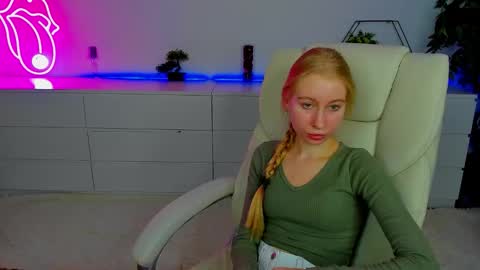 Snapshot of alina__blonde chatting on October 1, 12:11 pm Alina online show from October 1, 12:11 pm