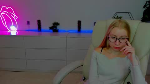 Snapshot of alina__blonde chatting on October 8, 6:22 am Alina online show from October 8, 6:22 am