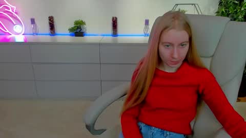 Snapshot of alina__blonde chatting on November 1, 6:37 am Alina online show from November 1, 6:37 am
