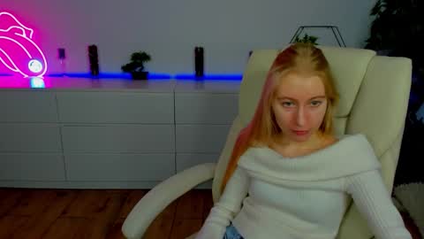 Snapshot of alina__blonde chatting on November 3, 6:36 am Alina online show from November 3, 6:36 am