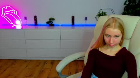 Snapshot of alina__blonde chatting on November 15, 7:16 am Alina online show from November 15, 7:16 am