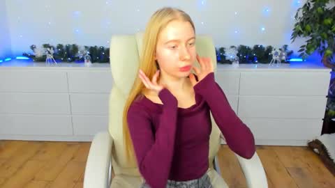 Snapshot of alina__blonde chatting on December 3, 6:43 am Alina online show from December 3, 6:43 am