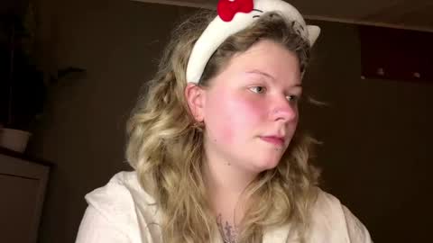 Snapshot of alinahotgirl chatting on April 22, 10:44 pm Alina online show from April 22, 10:44 pm