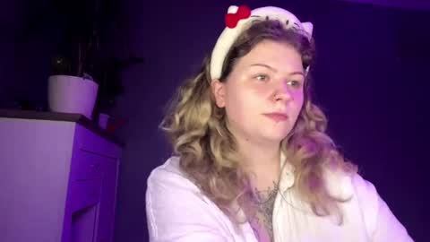 Snapshot of alinahotgirl chatting on June 8, 9:59 pm Alina online show from June 8, 9:59 pm