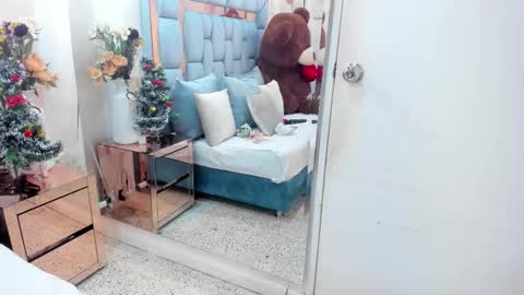 Snapshot of alinamoretz chatting on December 17, 2:50 am alinamoretz online show from December 17, 2:50 am