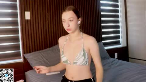 Snapshot of alisaa_01 chatting on November 13, 4:22 am Alice Fansly Alisa01 online show from November 13, 4:22 am