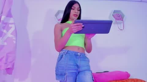 Snapshot of alisiacollinsss chatting on December 22, 3:00 am Alisia online show from December 22, 3:00 am