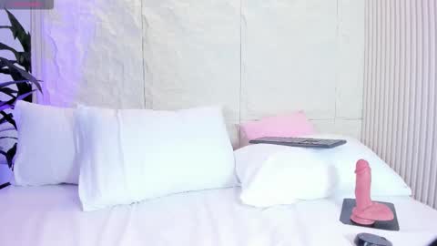 Snapshot of alisonbeckerr_ chatting on October 3, 5:32 pm Alison online show from October 3, 5:32 pm