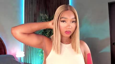 Snapshot of alisoon_moon chatting on November 6, 12:11 am Alison Moon online show from November 6, 12:11 am