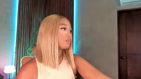 Snapshot of alisoon_moon chatting on November 13, 10:41 pm Alison Moon online show from November 13, 10:41 pm