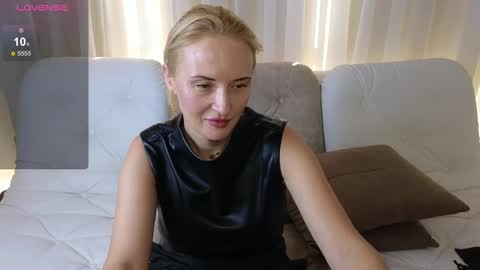 Snapshot of alisssarose chatting on December 13, 8:09 am alisssarose online show from December 13, 8:09 am