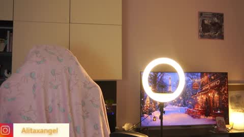 Snapshot of alitaangel_ chatting on December 5, 7:28 pm A L I T A online show from December 5, 7:28 pm