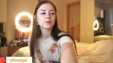 Snapshot of alitaangel_ chatting on January 5, 11:04 am A L I T A online show from January 5, 11:04 am