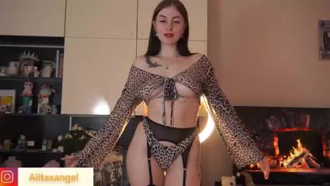 Snapshot of alitaangel_ chatting on February 18, 1:44 pm A L I T A online show from February 18, 1:44 pm