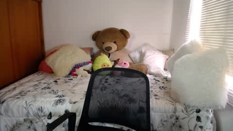 Snapshot of allierose_ chatting on December 13, 7:10 pm Allie  online show from December 13, 7:10 pm