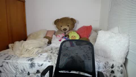 Snapshot of allierose_ chatting on December 15, 10:47 pm Allie  online show from December 15, 10:47 pm