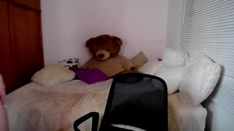 Snapshot of allierose_ chatting on December 29, 3:44 am Allie  online show from December 29, 3:44 am