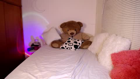 Snapshot of allierose_ chatting on February 11, 6:01 pm Allie  online show from February 11, 6:01 pm