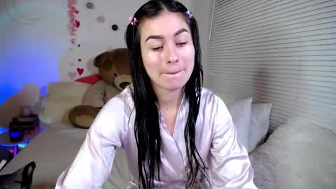 Snapshot of allierose_ chatting on February 16, 10:10 pm Allie  online show from February 16, 10:10 pm