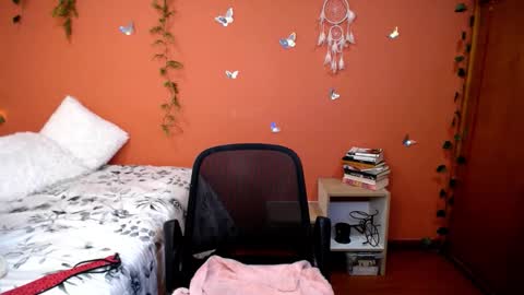 Snapshot of allierose_ chatting on October 17, 8:22 pm Allie  online show from October 17, 8:22 pm