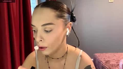 Esme online show from December 4, 9:18 am