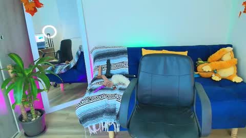 Snapshot of ally_riso chatting on September 24, 9:40 pm Ally help me reach 100 satisfaid online show from September 24, 9:40 pm