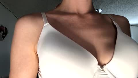 Snapshot of allyoursss1212 chatting on October 6, 7:11 pm Ally Girl In Her Ally World online show from October 6, 7:11 pm