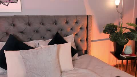 Mia online show from March 27, 11:43 am