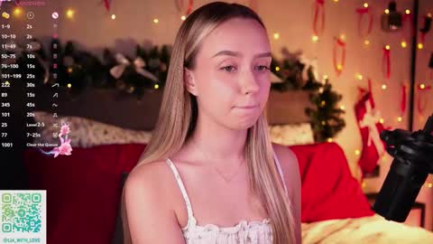 Snapshot of alodiaacomb chatting on December 16, 3:33 am Lia online show from December 16, 3:33 am