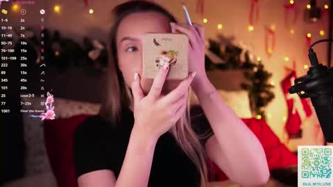 Snapshot of alodiaacomb chatting on December 17, 1:33 am Lia online show from December 17, 1:33 am