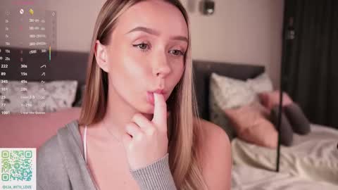 Snapshot of alodiaacomb chatting on January 16, 1:31 am Lia online show from January 16, 1:31 am