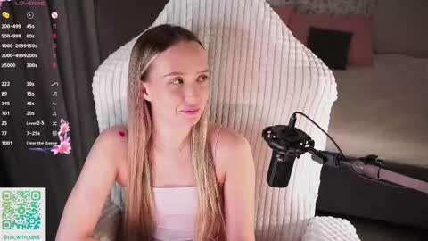 Snapshot of alodiaacomb chatting on February 7, 1:20 am Lia online show from February 7, 1:20 am