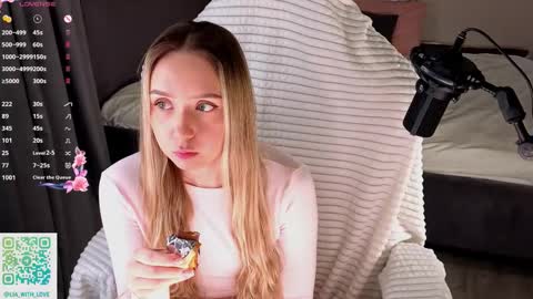 Snapshot of alodiaacomb chatting on February 14, 1:13 am Lia online show from February 14, 1:13 am