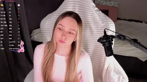 Snapshot of alodiaacomb chatting on February 15, 3:14 am Lia online show from February 15, 3:14 am