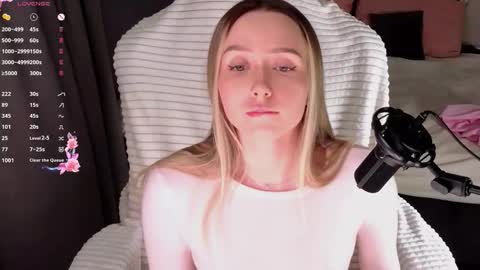 Snapshot of alodiaacomb chatting on February 15, 7:51 am Lia online show from February 15, 7:51 am