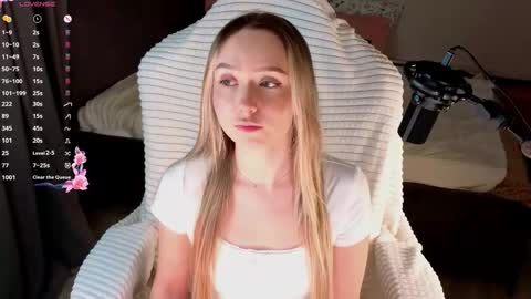 Snapshot of alodiaacomb chatting on February 18, 3:02 am Lia online show from February 18, 3:02 am