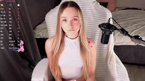 Snapshot of alodiaacomb chatting on February 20, 3:14 am Lia online show from February 20, 3:14 am