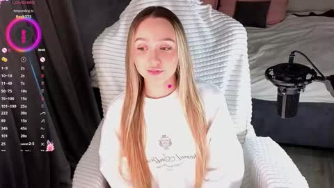 Snapshot of alodiaacomb chatting on February 26, 3:16 am Lia online show from February 26, 3:16 am