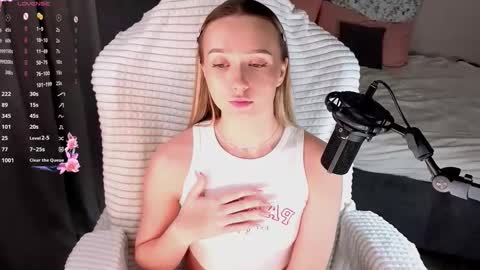 Snapshot of alodiaacomb chatting on February 27, 3:17 am Lia online show from February 27, 3:17 am