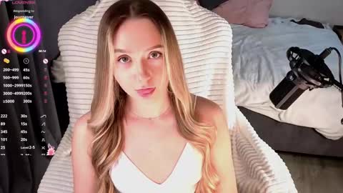 Snapshot of alodiaacomb chatting on March 4, 2:50 am Lia online show from March 4, 2:50 am