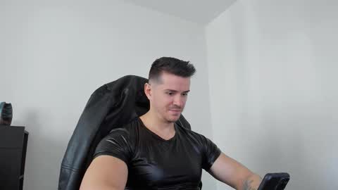 Snapshot of alphagodleatherking92 chatting on September 25, 7:34 am LeatherMaster online show from September 25, 7:34 am