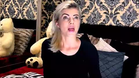 Snapshot of alyblonde chatting on December 3, 10:39 am aly online show from December 3, 10:39 am