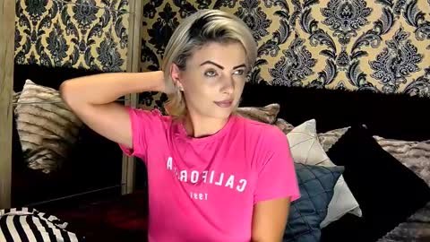 Snapshot of alyblonde chatting on December 4, 9:51 am aly online show from December 4, 9:51 am