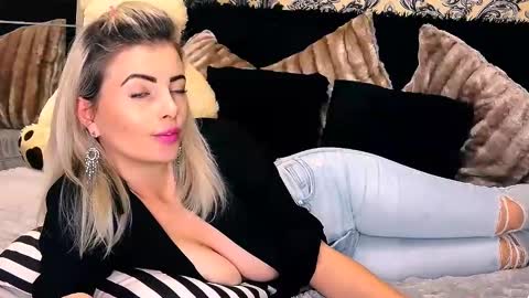 Snapshot of alyblonde chatting on January 11, 12:29 pm aly online show from January 11, 12:29 pm