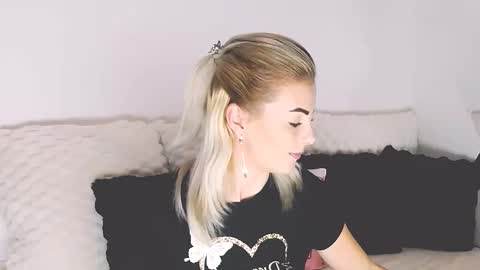 Snapshot of alyblonde chatting on November 6, 10:05 am aly online show from November 6, 10:05 am