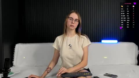 Snapshot of alyona_24 chatting on December 2, 6:25 pm Alena online show from December 2, 6:25 pm